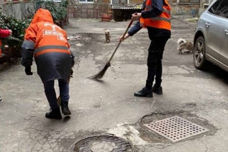 В Одессе состоялся субботник с привлечением спецтехники (фоторепортаж)