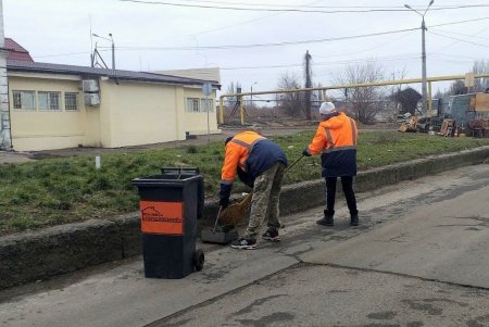 В Одессе состоялся субботник с привлечением спецтехники (фоторепортаж)