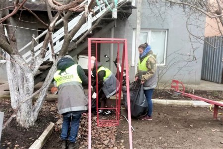 В Одессе состоялся субботник с привлечением спецтехники (фоторепортаж)