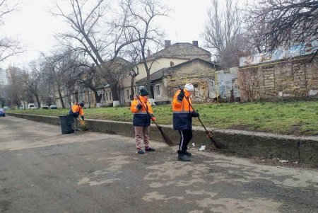 В Одессе состоялся субботник с привлечением спецтехники (фоторепортаж)