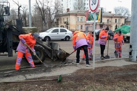 В Одессе состоялся субботник с привлечением спецтехники (фоторепортаж)