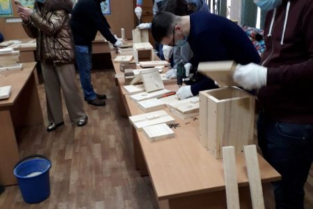 В одесском зоопарке на мастер-классе изготовили три десятка скворечников (фото)