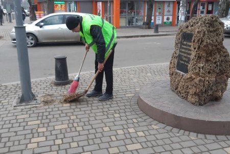 В Киевском районе коммунальщики привели в надлежащий вид два памятника и два бювета (фото)