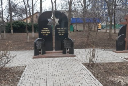 В Киевском районе коммунальщики привели в надлежащий вид два памятника и два бювета (фото)