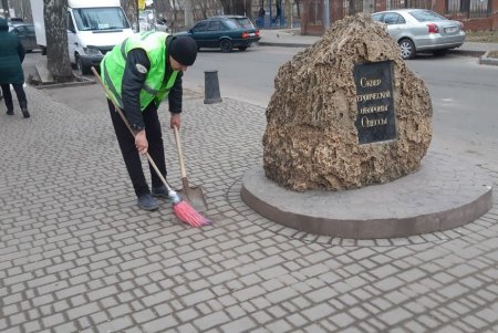 В Киевском районе коммунальщики привели в надлежащий вид два памятника и два бювета (фото)