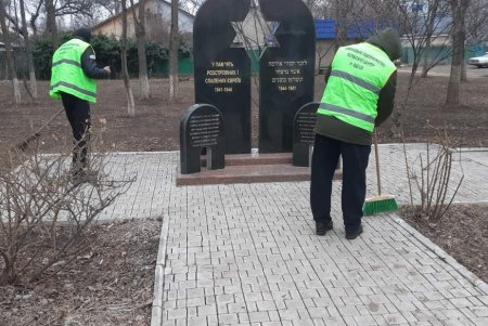 В Киевском районе коммунальщики привели в надлежащий вид два памятника и два бювета (фото)