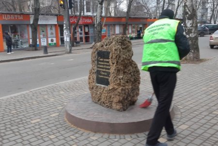 В Киевском районе коммунальщики привели в надлежащий вид два памятника и два бювета (фото)