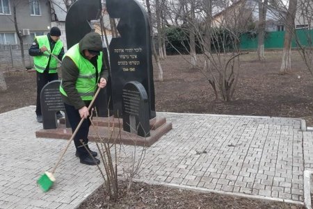 В Киевском районе коммунальщики привели в надлежащий вид два памятника и два бювета (фото)