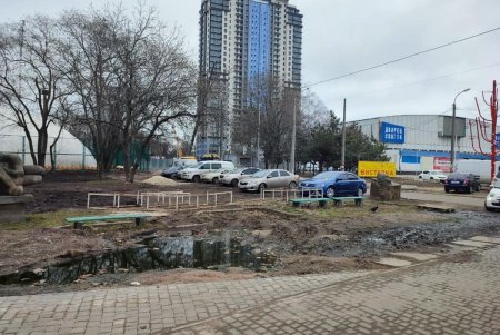 Возле Дворца спорта активно работают инспектора по парковке (фото)