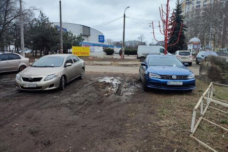 Возле Дворца спорта активно работают инспектора по парковке (фото)
