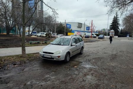 Возле Дворца спорта активно работают инспектора по парковке (фото)
