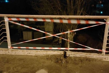 Неизвестные украли восемь секций ограждений Ивановского моста (фото)