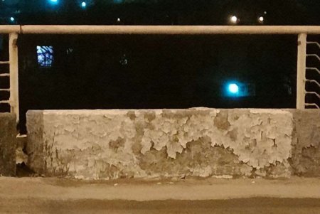 Неизвестные украли восемь секций ограждений Ивановского моста (фото)