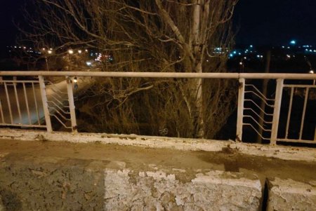 Неизвестные украли восемь секций ограждений Ивановского моста (фото)