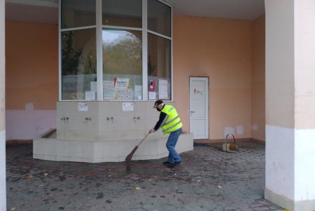 В Малиновском районе коммунальщики помыли памятники и убрали территории бюветов (фото)