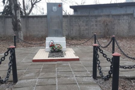 В Малиновском районе коммунальщики помыли памятники и убрали территории бюветов (фото)