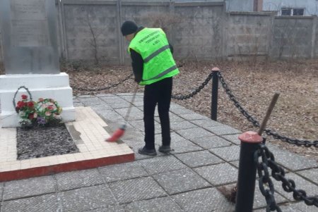 В Малиновском районе коммунальщики помыли памятники и убрали территории бюветов (фото)