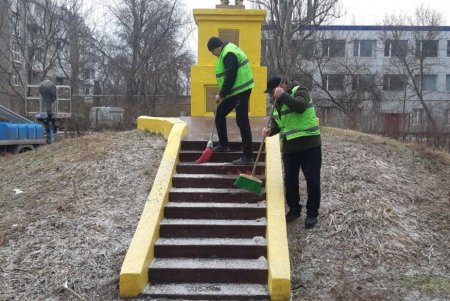 В Малиновском районе коммунальщики помыли памятники и убрали территории бюветов (фото)
