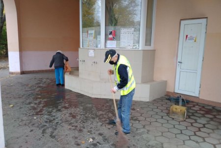 В Малиновском районе коммунальщики помыли памятники и убрали территории бюветов (фото)
