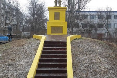 В Малиновском районе коммунальщики помыли памятники и убрали территории бюветов (фото)