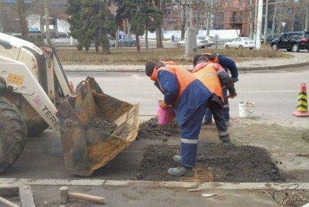 Коммунальщики ремонтируют и прочищают дождеприемники: водителей просят не оставлять транспорт поблизости