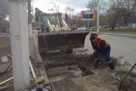 Коммунальщики ремонтируют и прочищают дождеприемники: водителей просят не оставлять транспорт поблизости