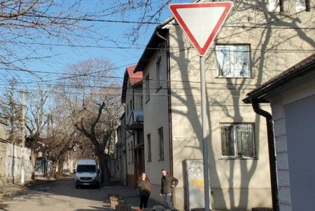Новые дорожные знаки приоритета установили в двух районах города (фото)
