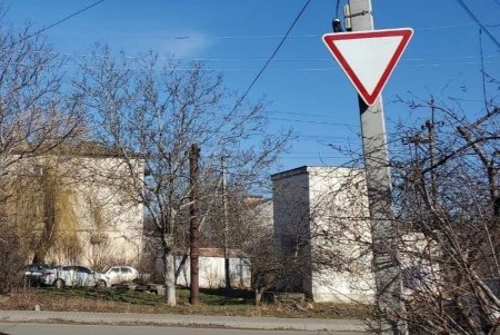 Новые дорожные знаки приоритета установили в двух районах города (фото)