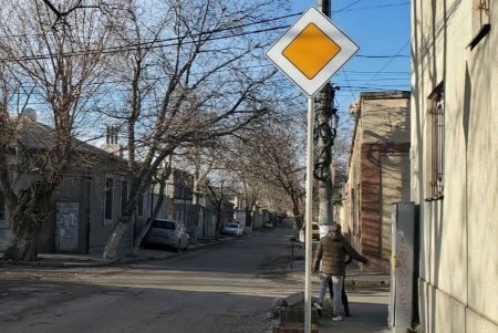Новые дорожные знаки приоритета установили в двух районах города (фото)