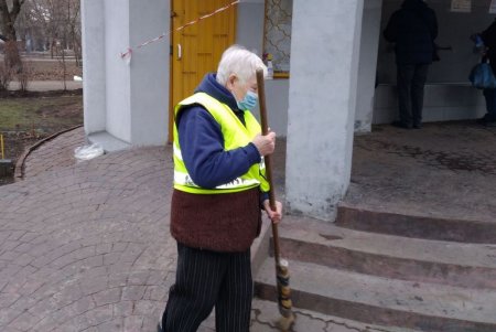 В Приморском районе коммунальщики привели в порядок территории бюветов (фото)