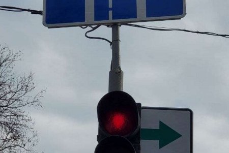 Установлены новые дорожные знаки на пересечении Бреуса и Люстдорфской дороги в связи с изменением схемы движения (фото)