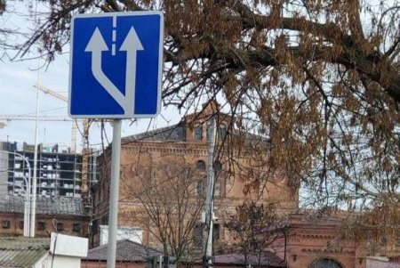Установлены новые дорожные знаки на пересечении Бреуса и Люстдорфской дороги в связи с изменением схемы движения (фото)