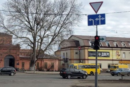 Установлены новые дорожные знаки на пересечении Бреуса и Люстдорфской дороги в связи с изменением схемы движения (фото)