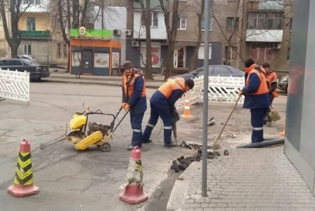 Коммунальщики приведут в порядок ливневки на шести локациях: водителей просят не парковаться в местах проведения работ (фото)