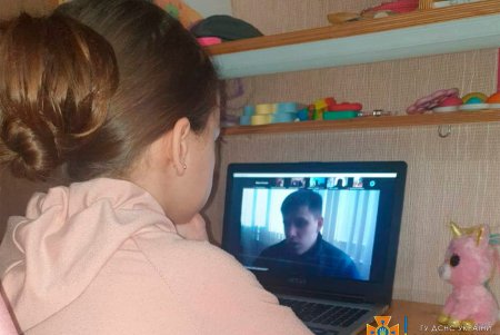 С учениками школы № 18 спасатели провели онлайн-урок по соблюдению правил безопасности (фото)