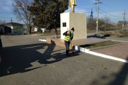 В Суворовском районе коммунальщики привели в порядок три памятника и бювет (фото)