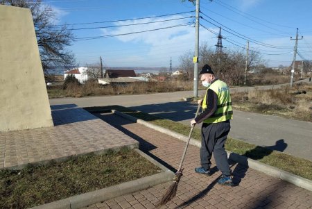 В Суворовском районе коммунальщики привели в порядок три памятника и бювет (фото)