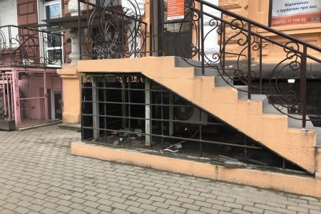 В Одессе демонтировали более двух десятков рекламных конструкций и вывесок, размещенных с нарушениями (фото)