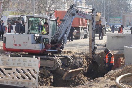 Капремонт Преображенской угол Пантелеймоновской: укрепление коллектора, замена инженерных сетей и установка новых опор (фоторепортаж) 