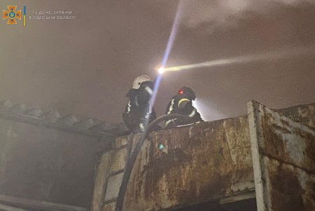Ночью на Пишоновской горело заброшенное здание (фото)