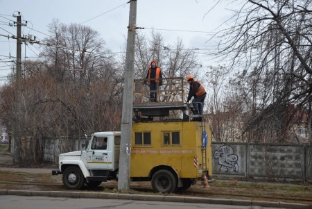Коммунальщики провели субботник по уборке улиц в трех районах города (фото)