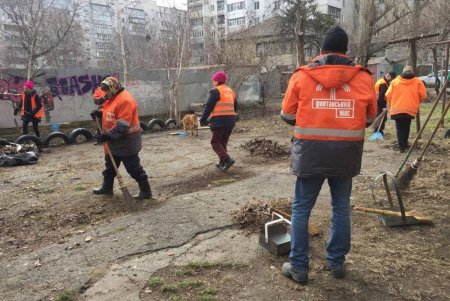 Коммунальщики провели субботник по уборке улиц в трех районах города (фото)