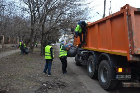 Коммунальщики провели субботник по уборке улиц в трех районах города (фото)