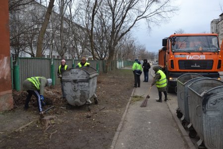 Коммунальщики провели субботник по уборке улиц в трех районах города (фото)