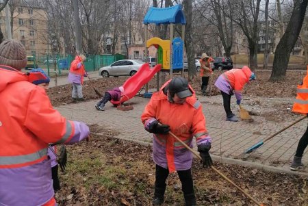 Коммунальщики провели субботник по уборке улиц в трех районах города (фото)