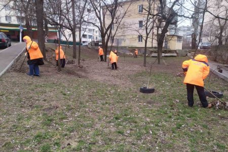 Коммунальщики провели субботник по уборке улиц в трех районах города (фото)