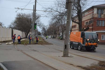 Коммунальщики провели субботник по уборке улиц в трех районах города (фото)