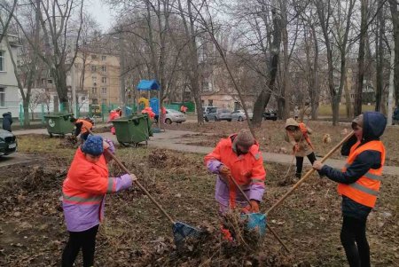 Коммунальщики провели субботник по уборке улиц в трех районах города (фото)