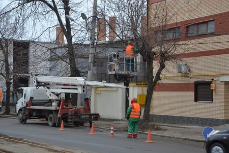 Коммунальщики провели субботник по уборке улиц в трех районах города (фото)