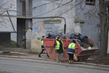 Коммунальщики провели субботник по уборке улиц в трех районах города (фото)
